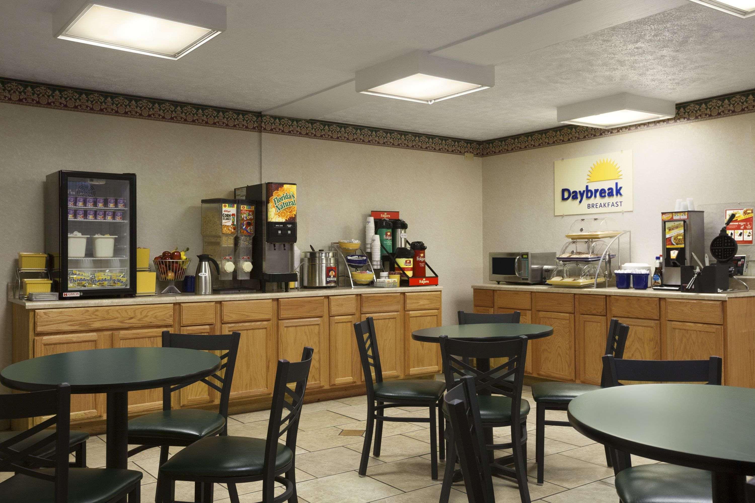 Days Inn By Wyndham Уейнсборо Екстериор снимка